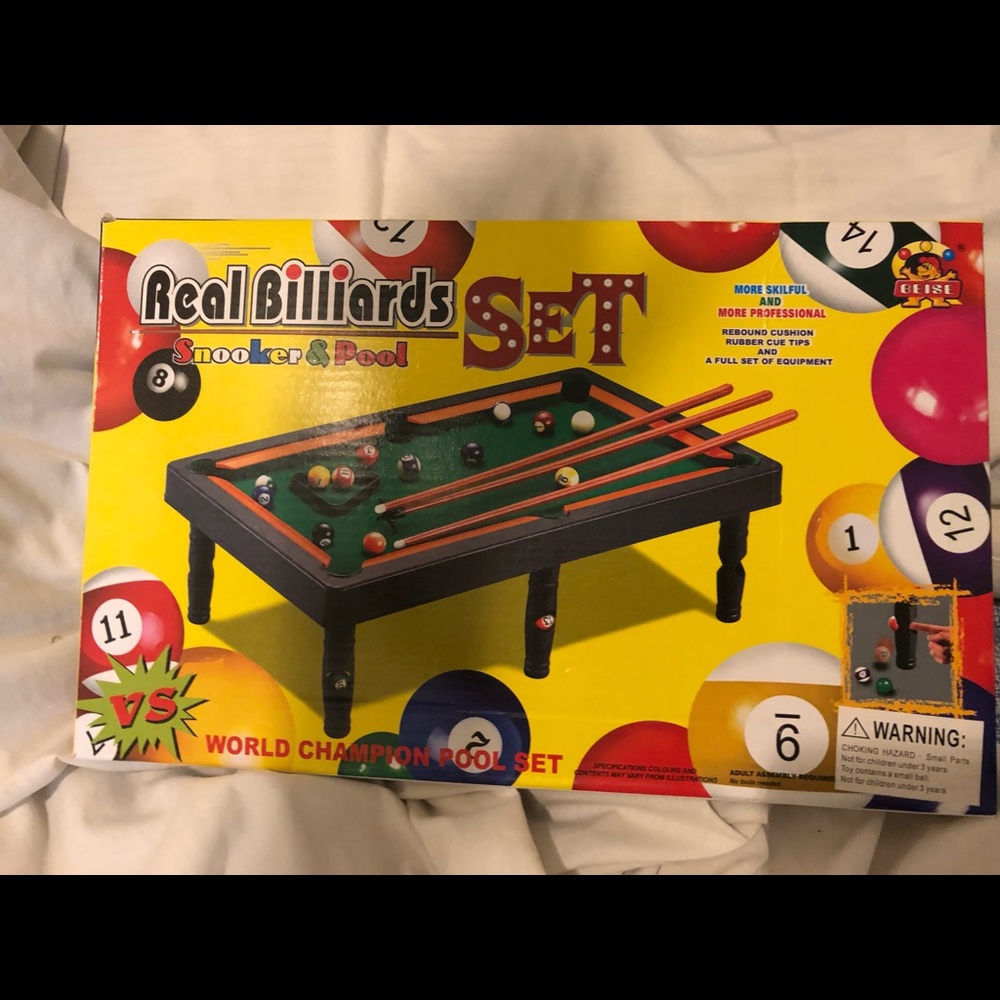 Mini pool table